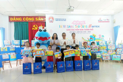 Bé nhận giải tại hội thi Bé vẽ sáng tạo cùng Bitex