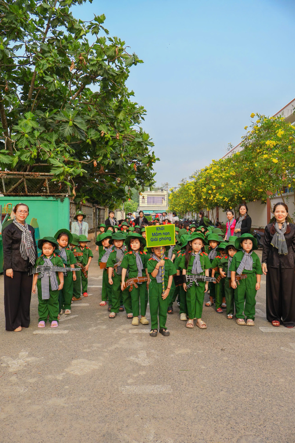 Bé hành quân 2